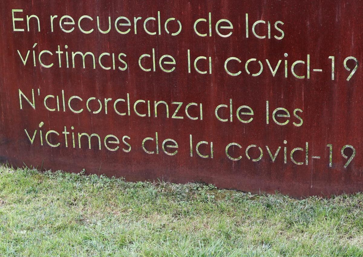 Imagen secundaria 1 - Asturias recuerda a las víctimas de la pandemia del coronavirus: «Hace cinco años la Historia cambió»