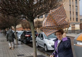 Una mujer sufre los efectos del paso de la borrasca Herminia, uno de los fenómenos más destacados de este invierno.