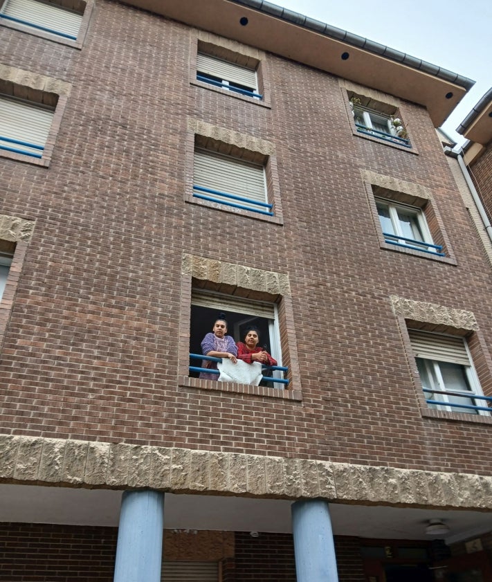 Imagen secundaria 2 - Vecinos del inmueble aseguraron que habían dado la alarma más veces por los malos olores de la vivienda.