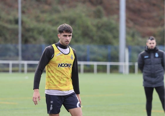 Erlantz Palacín, en un entrenamiento del Real Avilés.