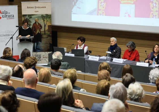 De izquierda a derecha, Carmen Moriyón, Kobra Valadkhani, Carmen Suárez, Pilar Cartón y Lourdes Pérez.