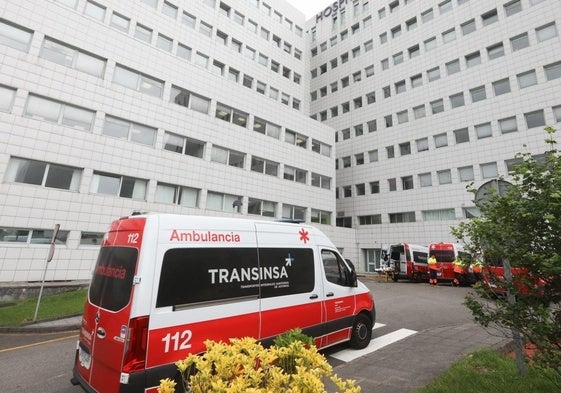 Una ambulancia en el Hospital San Agustín de Avilés.
