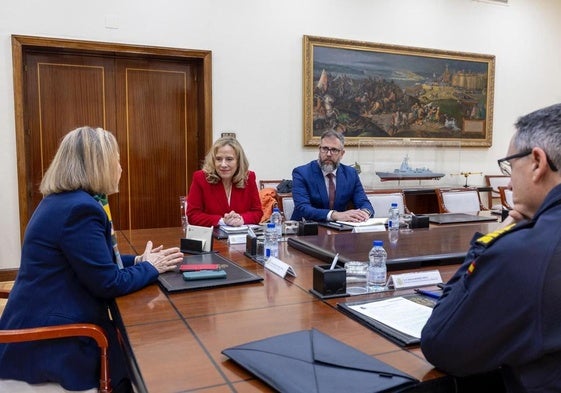 La consejera Belarmina Díaz y el director general de Industria y Minería, Mauro Rodríguez Piedra, durante la entrevista con la secretaria de Estado de Defensa.