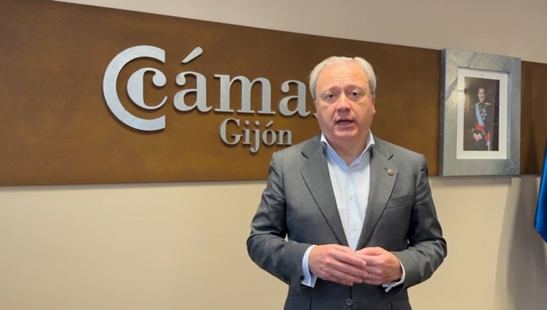 Álvaro Alonso, secretario general de la Cámara de Comercio de Gijón, felicita a EL COMERCIO