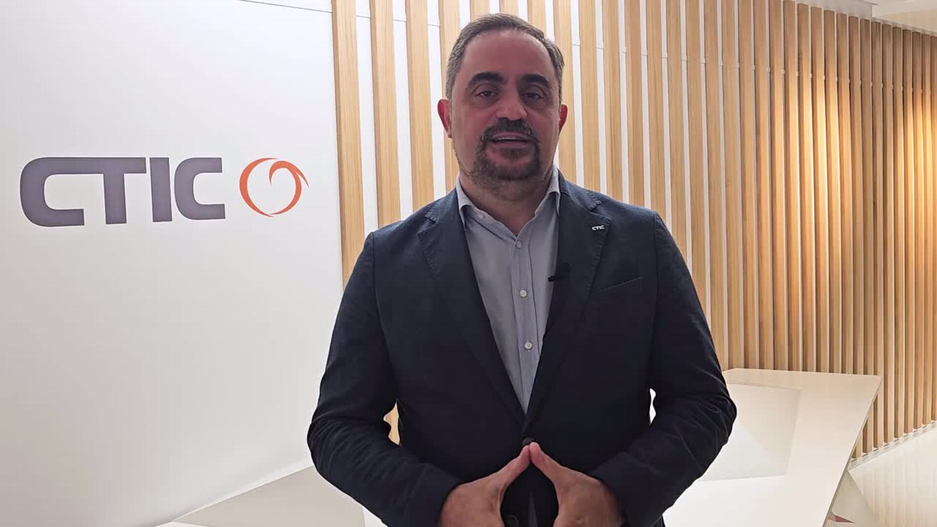 Pablo Coca, director general de CTIC Centro Tecnológico, felicita a EL COMERCIO
