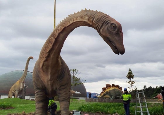 La réplica del dinoplodocus mide 18 metros de largo.