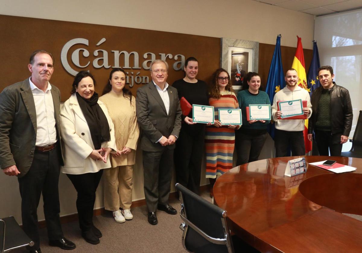 Foto de familia de los representantes de la Cámara de Comercio, el ganador y los finalistas del premio y los tutores de los centros de formación.