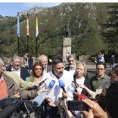 Santiago Abascal, en Covadonga, junto a los diputados autonómicos de Vox y José María Figaredo, presidente de Vox Asturias y diputado nacional.