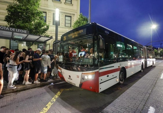 Servicio de autobús a las fiestas de prau de Gijón el pasado año.