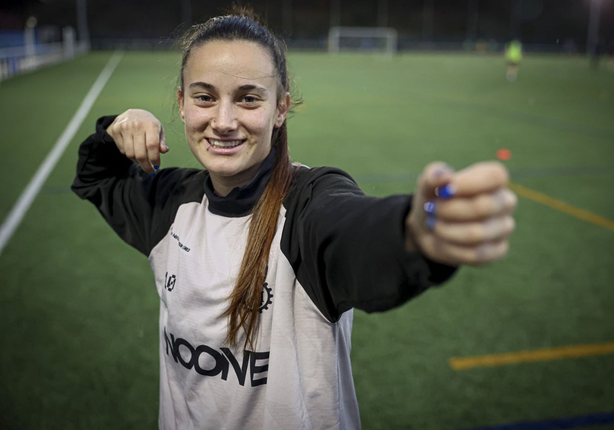 Daniela, jugadora del Real Avilés, hace su gesto característico de lanzar una flecha cuando marca un gol.