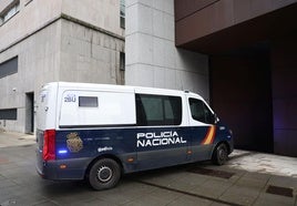 Furgón policial que trasladó al hijo de la mujer fallecida en Oviedo ante el juez.