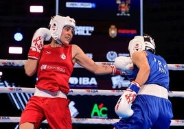 Laura Fuertes conecta un golpe durante el combate de cuartos de final ante la norcoreana Byol Kum An.