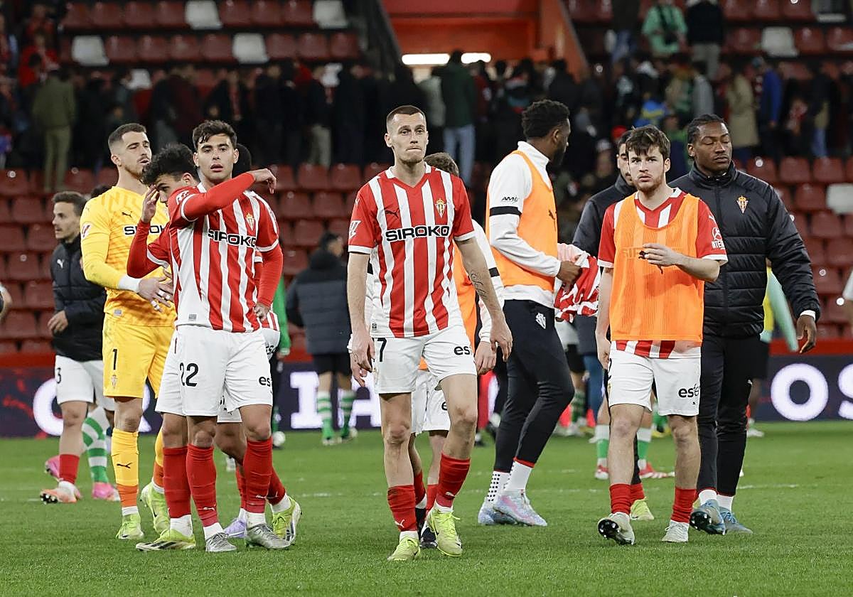 Los jugadores del Sporting de Gijón tras el partido contra el Racing de Santanderen El Molinón.