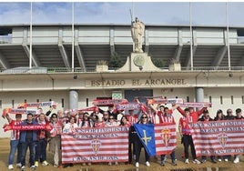 La peña rojiblanca de Cangas de Onís fue la más madrugadora en llegar a Córdoba.
