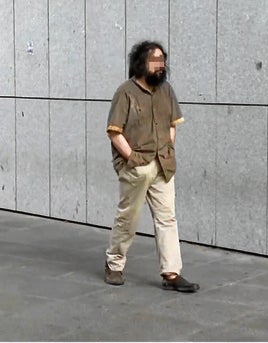 El vecino de La Carisa, tras quedar en libertad.