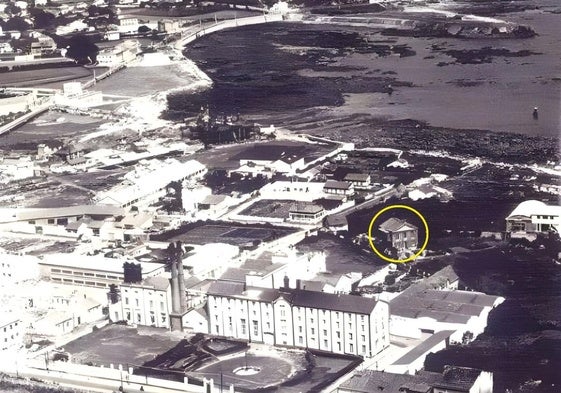 1959. Fábrica de cerveza La Estrella en el medio de la foto, con el campo de futbol debajo y la casa de dirección encima.