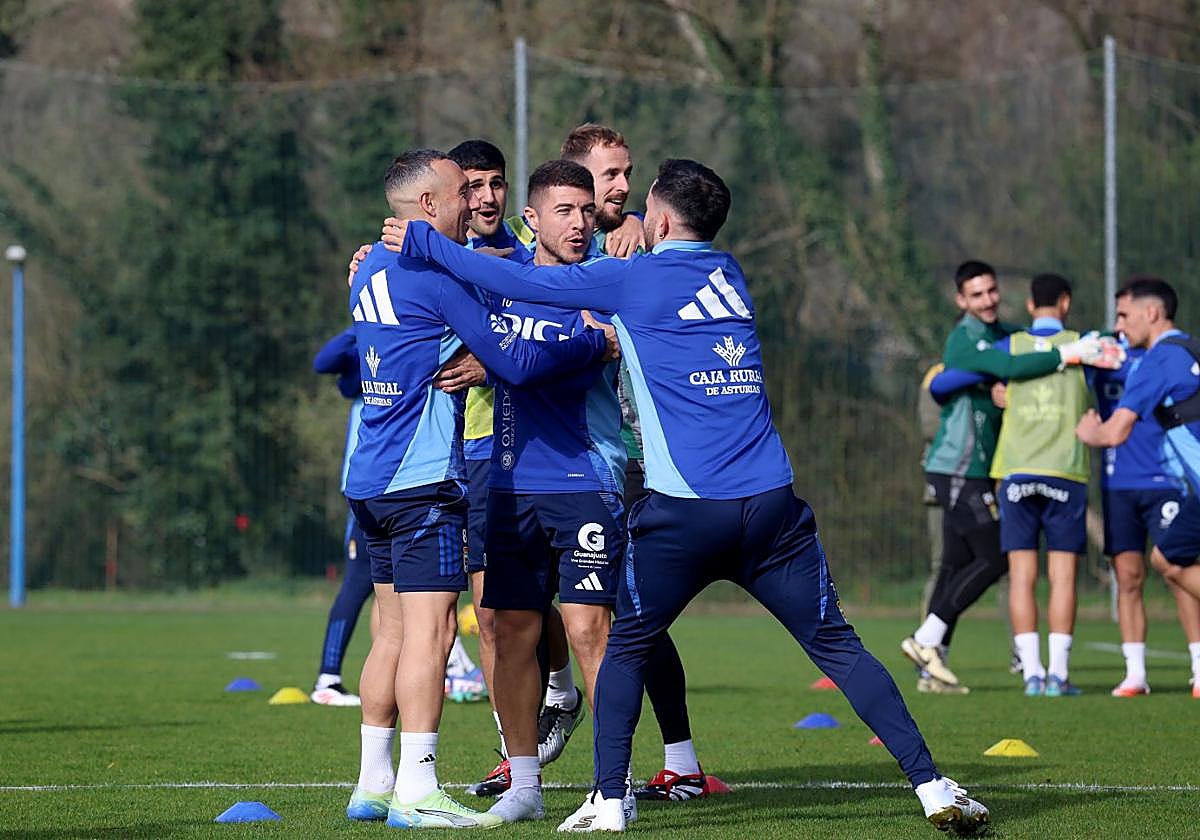 Cazorla, Pomares, Aarón y Sebas Moyano se abrazan a Portillo después de un ejercicio del entrenamiento del Real Oviedo.
