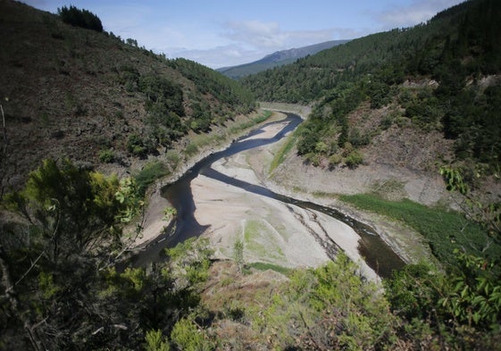 Embalse de Grandas de Salime, entre los terrenos de Allande y Negueira de Muñiz.