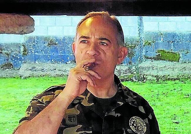 El capitán Maujo se fuma un cubano.