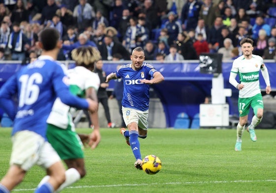 Santi Cazorla avanza con el balón durante el encuentro.