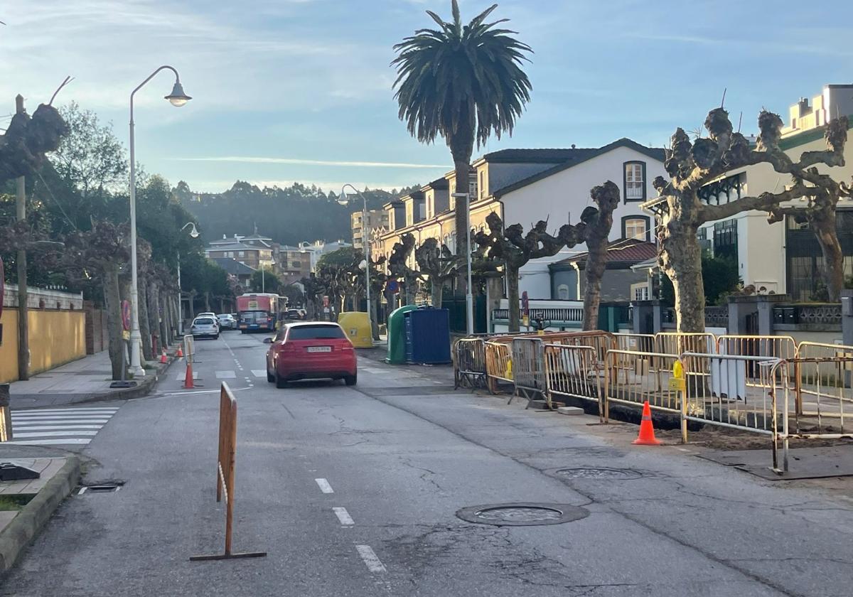 Las obras de instalación en la calle Príncipe de Asturias.