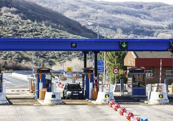 Un turismo superando las cabinas de pago en la autopista del Huerna (AP-66) que une Asturias y León.