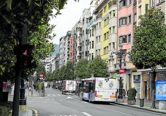 La calle Uría, arteria principal de la capital asturiana, entre las quince zonas más caras de España para alquilar una vivienda.