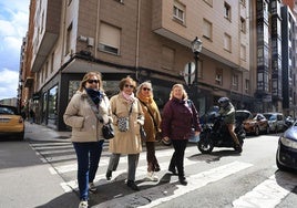 La presidenta de la Asociación de Vecinos de La Arena, María José Cuevo, camina por el barrio junto a las integrantes Flor González, Esther Ramos y Ana Masip.