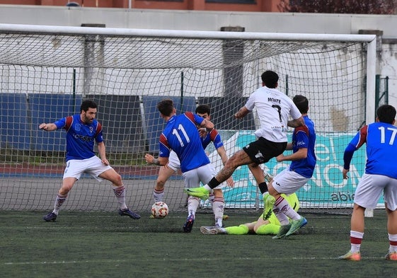 Montequín anota el 1-0 del Caudal ante el TSK Roces.