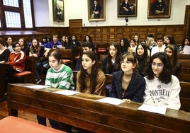 Alumnos participaban en una lectura de poemas en los actos celebrados en 2023.