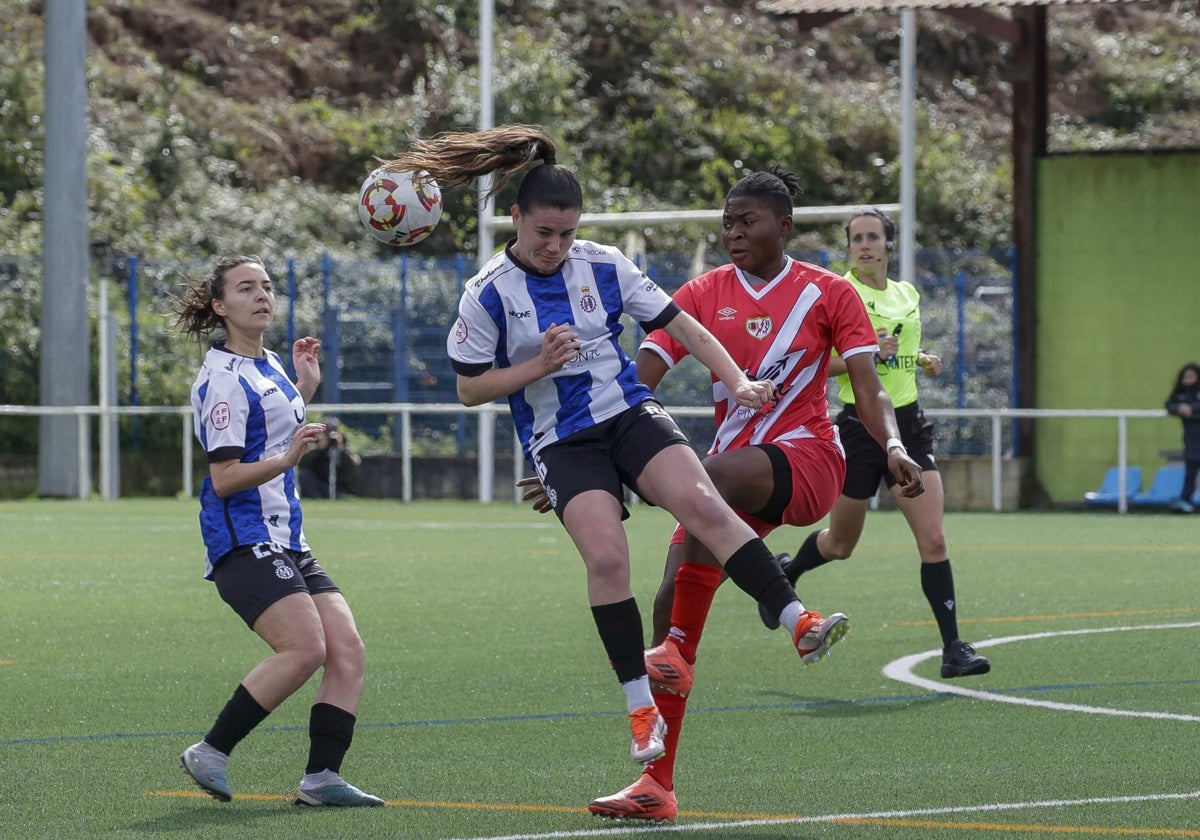 Partido entre el Real Avilés Femenino y el Rayo Vallecano en La Toba.