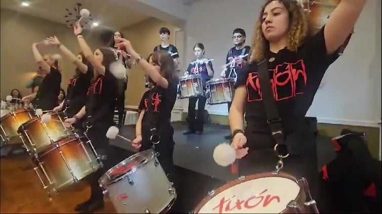 La Banda de Gaitas Villa de Gijón preparada para el desfile del Día de San Patricio