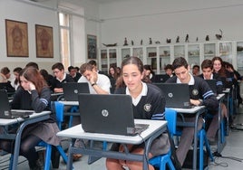 Alumnos del colegio de La Inmaculada realizan las pruebas PISA en una convocatoria anterior.