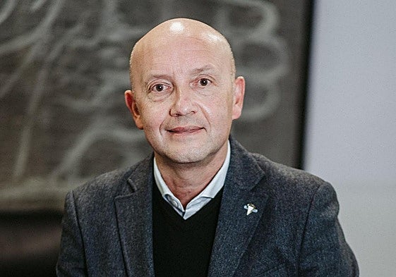 El gijonés Jorge Buergo, director general del Albacete, posando en su despacho.