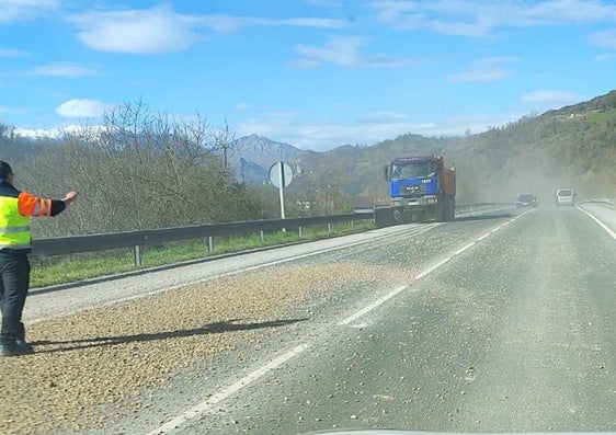 La carretera, llena de piedras tras el vuelco del camión.