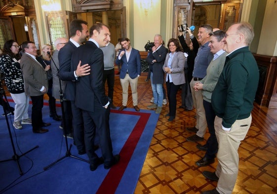 Álvaro Queipo y Adrián Pumares, en la Junta General, rodeados del resto del grupo parlamentario popular.