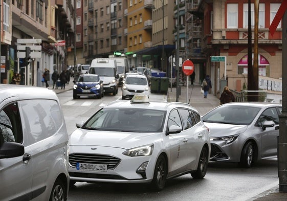Un taxi circulando por el centro de Avilés.
