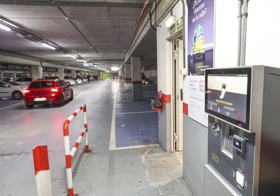 Acceso al aparcamiento subterráneo de La Exposición.