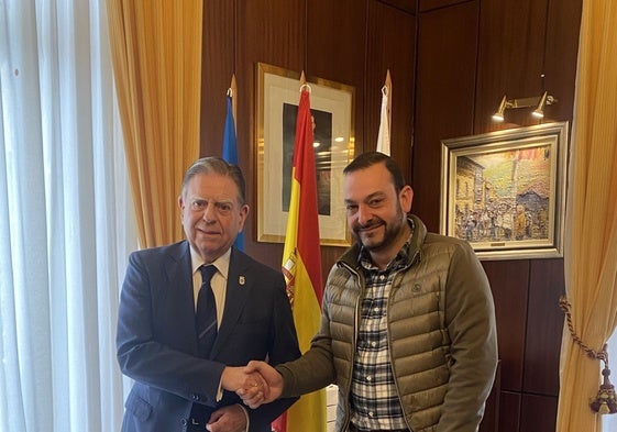 Alfredo Canteli y Manuel Ángel Álvarez se estrechan la mano.