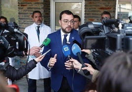 Adrián Barbón, tras el Consejo de Gobierno en Cangas del Narcea.
