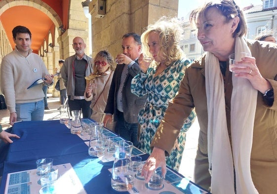 El concejal de Medio Ambiente Pelayo García, la consejera de Transición Ecológica, Belarmina Díaz, y la alcaldesa de Avilés, Mariví Monteserína, prueban las distintas aguas.