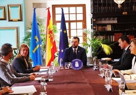 Adrián Barbón y los consejeros durante el Consejo de Gobierno, en Cangas del Narcea .