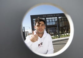 Diego Sánchez, posando para EL COMERCIO delante de las oficinas de Mareo.