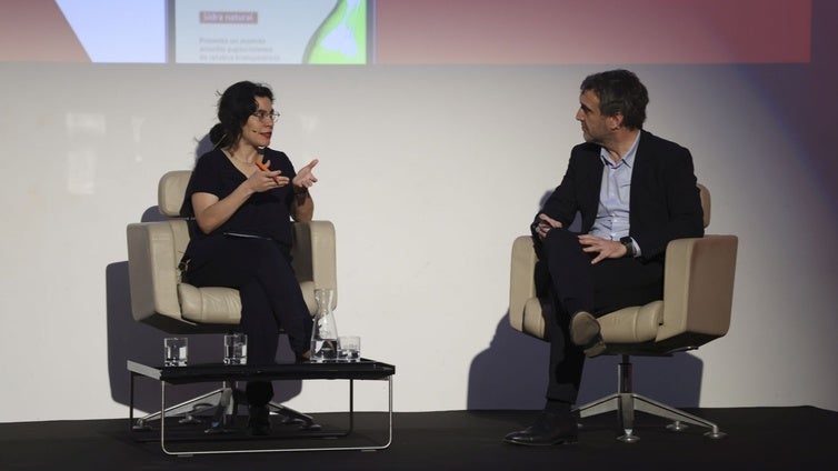 Los dos expertos expusieron sus puntos de vista sobre el futuro de la información en internet.