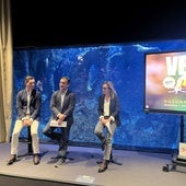 El edil Jorge González-Palacios, con los responsables del Acuario Alejandro Beneit (director) y Susana Acle (directora de Biología, Veterinaria e Investigación), este jueves, en la presentación de la exposición.