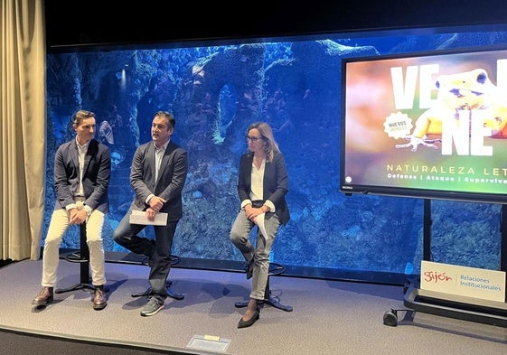 El edil Jorge González-Palacios, con los responsables del Acuario Alejandro Beneit (director) y Susana Acle (directora de Biología, Veterinaria e Investigación), este jueves, en la presentación de la exposición.