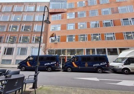 La Policía Nacional, a la entrada del juzgado avilesino tras el traslado de los nueve detenidos en la redada de esta semana.