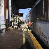 Los bomberos intervienen en el tren en el apeadero de Tremañes.