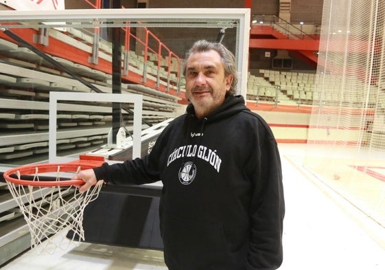 El técnico Nacho Galán, apoyado sobre el aro de una de las canastas del Palacio de Deportes.