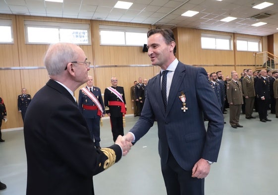 El concejal gijonés Jorge González-Palacios recibe la Cruz del Mérito Militar de manos del jefe del Estado Mayor de la Defensa, el almirante general Teodoro E. López Calderón,